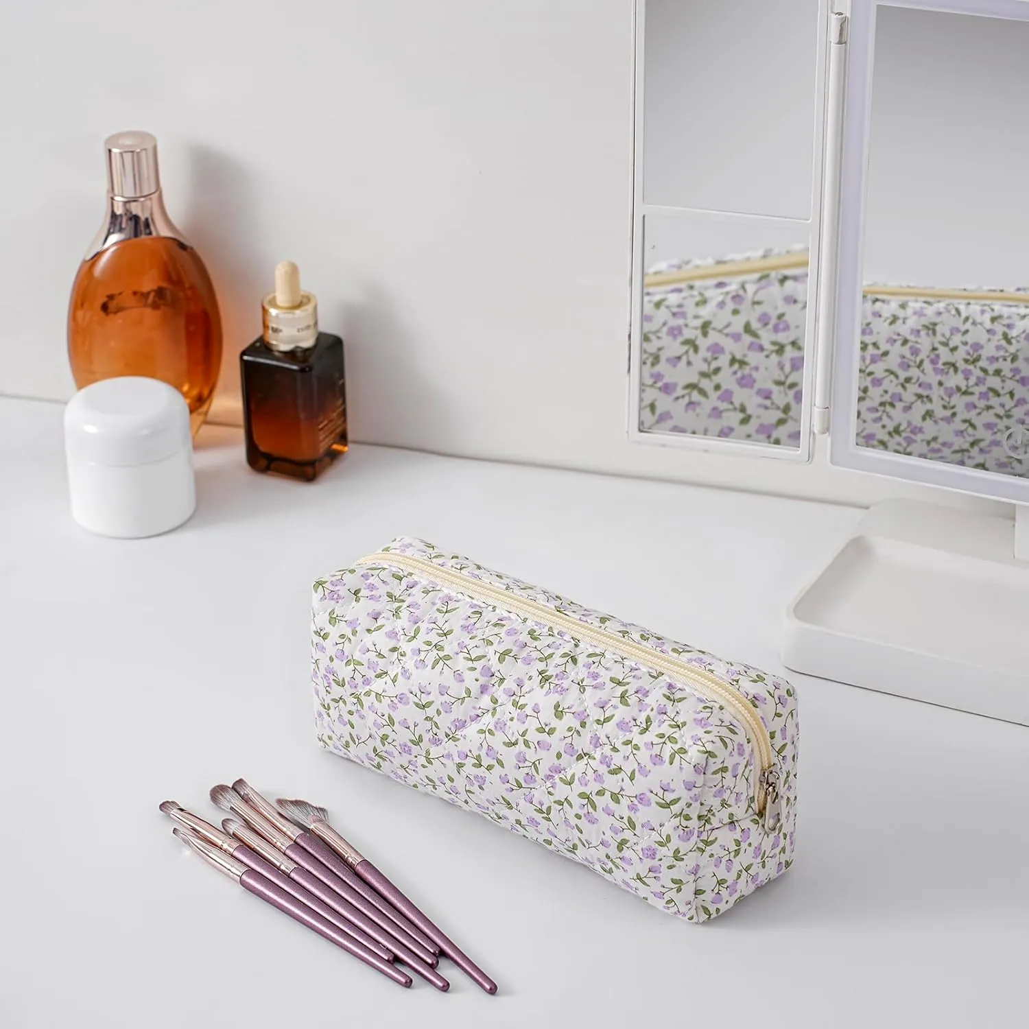 Cute Floral Cotton Makeup Brush Cosmetic Bag for Women, Travel Quilted Zipper Make Up Bag, Flowers Toiletry Organizer Case Kawaii Makeup Cosmetic Travel Cloth Pouch (Purple Floral)